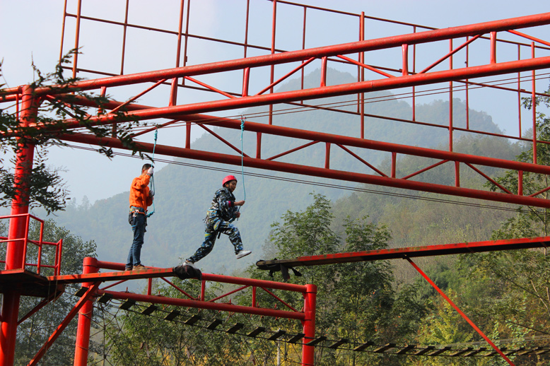 成都易德利機械有限公司“挑戰自我 熔煉團隊”拓展訓練—畢業墻—成都西點學院